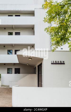 Isokon Flats, auch bekannt als Lawn Road Flats, On Lawn Road, Hampstead, London NW3, ist ein Stahlbetonblock aus 36 Wohnungen (ursprünglich 32), der vom kanadischen Ingenieur Wells Coates für Molly und Jack Pritchard entworfen wurde. Die Entwürfe für die Wohnungen wurden zwischen 1929 und 1932 entwickelt und am 9. Juli 1934 als Experiment minimalistischen urbanen Lebens eröffnet. Die meisten 'existenz Minimum' Wohnungen hatten winzige Küchen, da es eine Gemeinschaftsküche für die Zubereitung von Mahlzeiten gab, die über einen dummen Kellner mit den Wohnetagen verbunden war. Vor Ort wurden Dienstleistungen wie Wäscherei und Schuhpolieren angeboten. Es hat eine blu Stockfoto