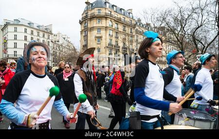 PARIS, FRANKREICH - 23. FEBRUAR 2020: Batuc’Active Gruppe spielt Schlagzeug und Percussions beim traditionellen Karneval in Paris. Stockfoto