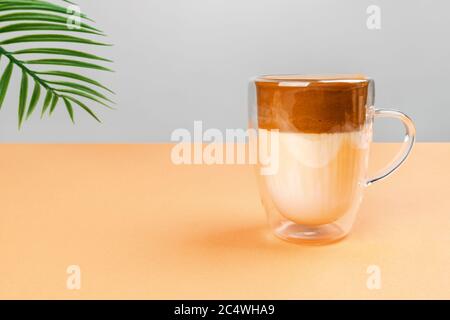 Glasbecher mit Dalgon-Kaffee. Modischer koreanischer Sommerdrink. Stockfoto