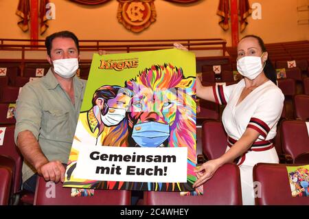 Martin Lacey Jr. und Jana Mandana Lacey-Krone beim Prepress-Empfang mit kommentiertem Raubtiertraining im Circus Krone Bau. München, 26. Juni 2020 - weltweite Nutzung Stockfoto