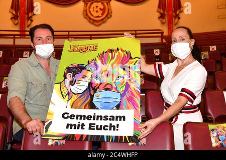 Martin Lacey Jr. und Jana Mandana Lacey-Krone beim Prepress-Empfang mit kommentiertem Raubtiertraining im Circus Krone Bau. München, 26. Juni 2020 - weltweite Nutzung Stockfoto