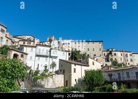 narni,italien juni 29 2020 :Dorf narni von außen gesehen, wo es Parkplätze gibt Stockfoto