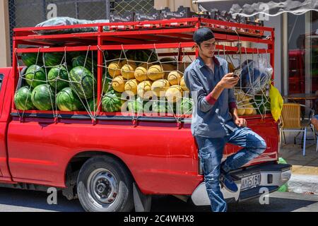 Verkauf von Melonen von einem Pickup-Truck auf dem Sonntagsmarkt in der kleinen Stadt Kopanaki, nordwestlich von Messinia, Peloponnes, Griechenland. Stockfoto