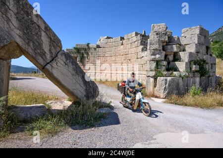 Das Arcadia-Tor und massive Steinmauern bei altem Messene (Ithomi), noch im Gebrauch als der Weg zu Arcadia nach 2000 Jahren. Messinia, Südpelopo Stockfoto