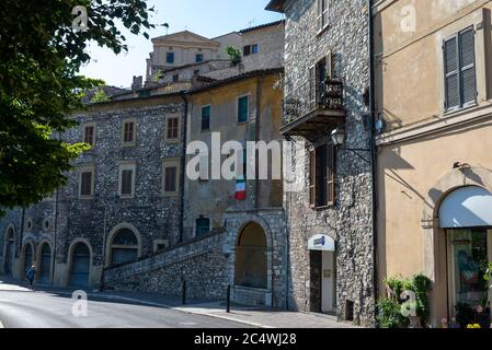 narni,italien juni 29 2020 :Immobilienagentur in der Straße rom mit Brunnen in der Nähe der Stadt narni Stockfoto