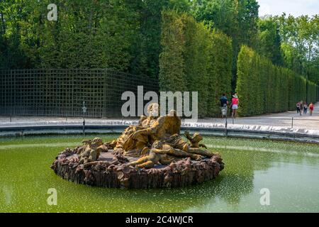 Versailles, Frankreich - 27. August 2019 : herrliche Aussicht auf den Saturn-Brunnen, eine Allegorie des Winters im Hintergrund in den Gärten von Versailles. Stockfoto