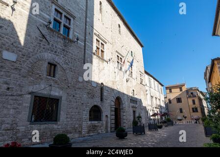 narni,italien juni 29 2020 :Gemeinde narni in Platz von priori an einem sonnigen Tag Stockfoto