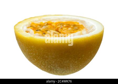 Passionsfrucht, Nahaufnahme gelbe Farbe Passionsfrucht Zellstoff und Samen auf weiß isoliert. Stockfoto