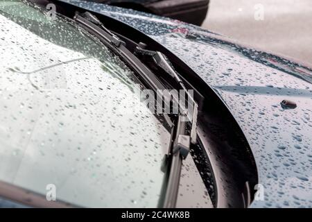 Auto Scheibenwischer in Wassertropfen nach Regen, Nahaufnahme. Stockfoto