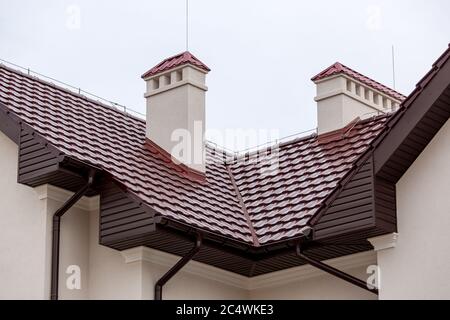 Eine Decke einer braunen Keramikfliese mit Belüftung durch ein Rohr ein Sturmabflusssystem, schließen Details der architektonischen Struktur. Stockfoto