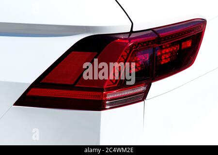 Heckscheinwerfer weißes Nahanfahrstopp-Signal mit Blinkern. Stockfoto