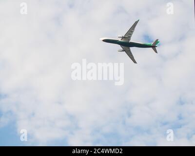 Passagierflugzeug hebt gegen den blauen Himmel mit Wolken ab. Stockfoto