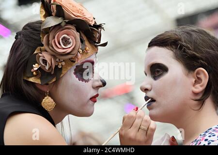 Moskau, Russland - 29. Juni 2018: Die Teilnehmerin macht das Zucker Schädel Make-up auf Gesicht andere Mädchen während Dia de los Muertos mexikanischen Karneval. Tag o Stockfoto