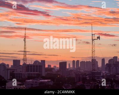 Schöner Sonnenuntergang mit Telefontürmen über der Hauptstadt Indonesiens - Jakarta. Stockfoto