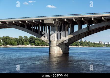Betonbrücke Pfeilerbogenstruktur im Flusswasser, Nahaufnahme der Stützkonstruktion und Säulen. Stockfoto