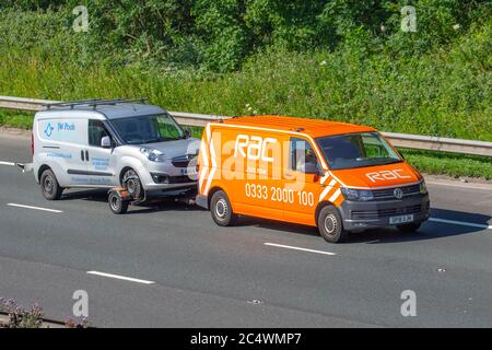 RAC Volkswagen Transporter T32 Stln TDI B; Mitnahme gebrochen 2014 Vauxhall Combo 2300 L2H1 CDTI S/S Fahrzeug; UK Fahrzeugverkehr, Transport, Fahrzeuge bewegen, Fahrzeug, Straßen, Motoren, Autofahren auf der Autobahn M6 Stockfoto