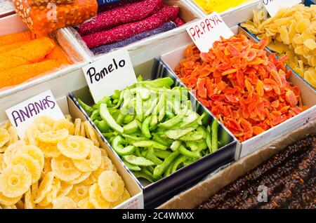 Farbige süße Scheiben kandierter Früchte. Verschiedene getrocknete Früchte und östliche Süßigkeiten auf dem Markt. Selektiver Fokus. Stockfoto