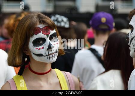 Moskau, Russland - 29. Juni 2018: Frau mit Zucker Schädel Make-up während Dia de los Muertos mexikanischen Karneval. Tag der Toten Stockfoto