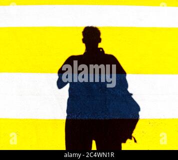 Silhouette eines Mannes auf dem Fußgängerüberweg Stockfoto