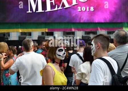 Moskau, Russland - 29. Juni 2018: Teilnehmer in Zucker Schädel Make-up während Dia de los Muertos mexikanischen Karneval. Tag der Toten Stockfoto