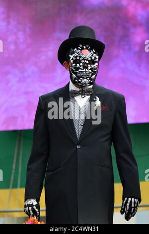 Moskau, Russland - 29. Juni 2018: Mann in Zucker Totenkopf Maske während Dia de los Muertos mexikanischen Karneval. Tag der Toten Stockfoto