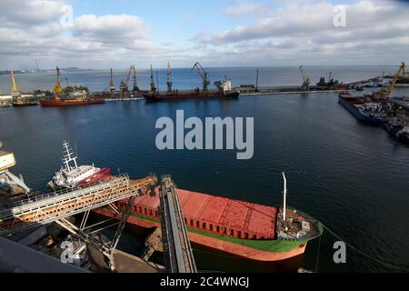 Schiffsfestmachen. Großer Getreideanleger am Seehafen. Vorbereitung von Getreide Massenumladung zum Schiff. Beladen von Getreidepflanzen auf Schiffen von großen Aufzügen Stockfoto