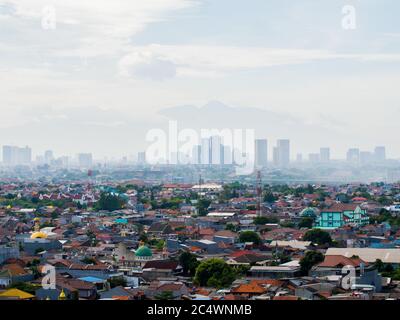 Panorama der Stadt Jakarta vor der Kulisse der Berge. Stockfoto