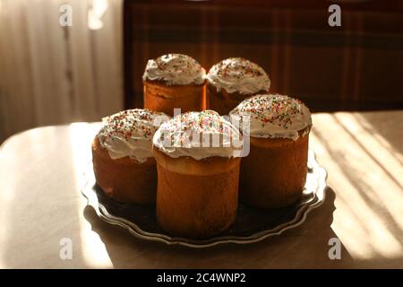 Authentische traditionelle russische orthodoxe Osterbrot der kulich oder pascha, osterkuchen mit Zucker Glasur gekrönt Stockfoto
