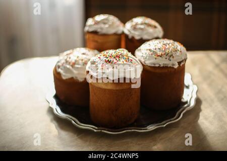 Authentische traditionelle russische orthodoxe Osterbrot der kulich oder pascha, osterkuchen mit Zucker Glasur gekrönt Stockfoto