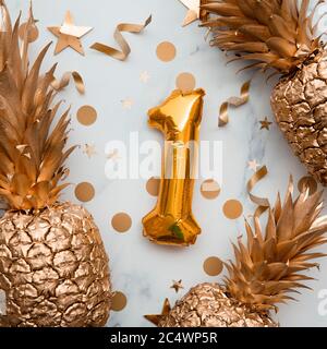 Geburtstagskarte mit goldenen Folienballons und goldenen Ananas Stockfoto