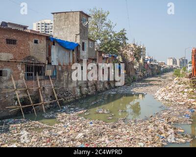 Arme und verarmte Slums von Dharavi in der Stadt Mumbai. Stockfoto