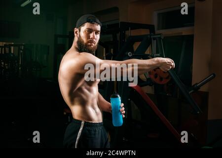 Mann im Fitnessstudio mit Shaker Stockfoto