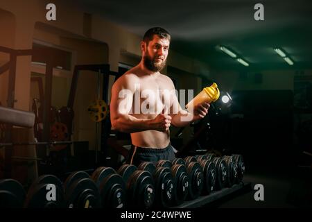 Mann im Fitnessstudio mit Shaker Stockfoto