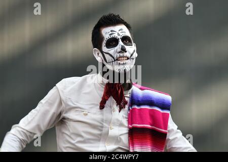 Moskau, Russland - 29. Juni 2018: Mann in Zucker Schädel Make-up während Dia de los Muertos mexikanischen Karneval. Tag der Toten Stockfoto