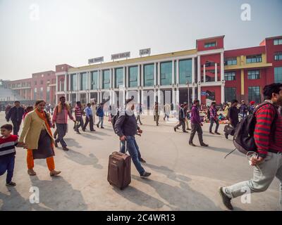 Delhi, Indien - 28. November 2018: Bahnhof in Delhi. Stockfoto