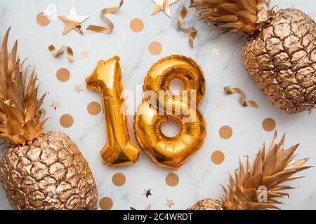 18. Geburtstag-Karte mit goldenen Folienballons und goldenen Ananas Stockfoto