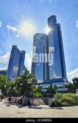 Frankfurt am Main, Deutschland - Juni 2020: Moderne "Deutsche Bank" Twin Towers, auch bekannt als Deutsche Bank Headquarters, ein Wolkenkratzer mit zwei Türmen Stockfoto