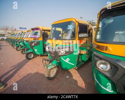 Mumbai, Indien - 17. Dezember 2019: Gelbe und grüne Auto-Rikschas in Indiya. Stockfoto