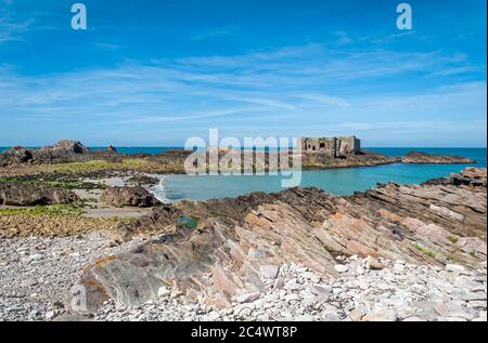 Blick auf das zerstörte Fort Les Homeaux Florains auf Alderney, Kanalinseln Stockfoto