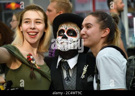 Moskau, Russland - 29. Juni 2018: Die Mädchen von Smailing machen ein Selfie mit Makeup-Teilnehmerinnen während des mexikanischen Karnevals Dia de los Muertos. Zucker Schädel Make-up Stockfoto