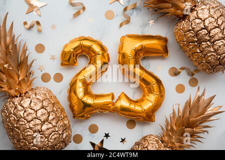 25. Geburtstag Geburtstagskarte mit goldenen Folienballons und goldenen Ananas Stockfoto