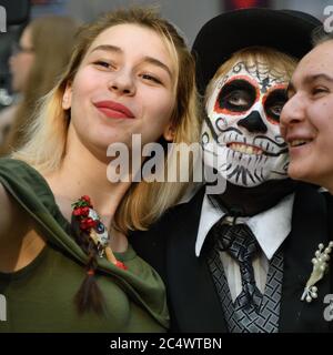 Moskau, Russland - 29. Juni 2018: Glückliche Mädchen machen ein Selfie mit Teilnehmerin im Make-up während Dia de los Muertos mexikanischen Karneval. Zucker Schädel Make-up. D Stockfoto