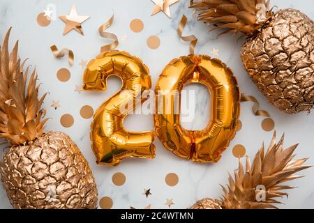 Geburtstagskarte mit goldenen Folienballons und goldenen Ananas Stockfoto