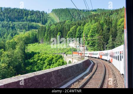 Breitenstein: Regionalzug bei der Semmeringbahn, Viadukt Kalte-Rinne-Viadukt in Wiener Alpen, Alpen, Niederösterreich, Niederösterreich, Au Stockfoto