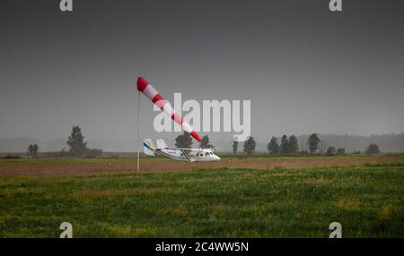 Windsack, Wetterfahne für Flugplätze. Rot-weiß gestreifter Stoff, der windgeschwindigkeit, Stärke und Richtung zeigt. Regenschirmkappe am Flughafen. Windkonus Stockfoto