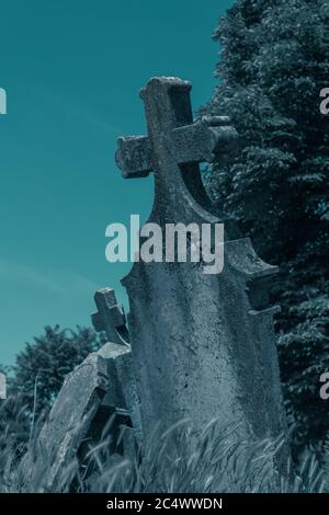 Alter Kreuzkopfstein auf dem Friedhof, gruseliges atmosphärisches Bild Stockfoto