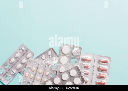 Kapseln, Pillen in Blisterpackungen auf blauem Hintergrund. Das Konzept der Behandlung von Krankheiten, Gesundheit Stockfoto