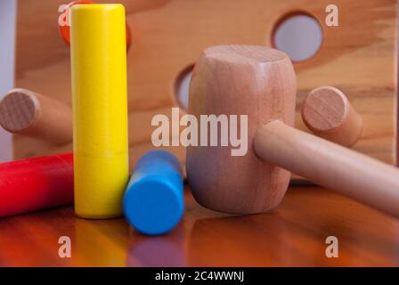 Pfund-HAKEN Holzhammer und Pflock Spielzeug. Stockfoto