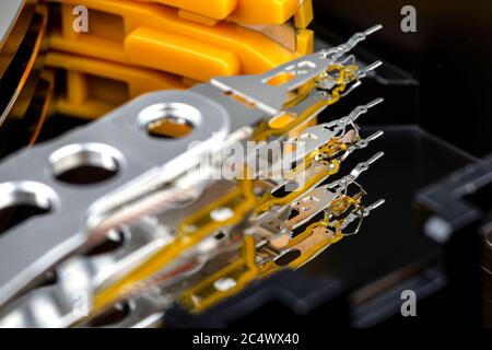 Makroaufnahme von drei Magnetnadeln in einer offenen Festplatte, Parkposition. Stockfoto