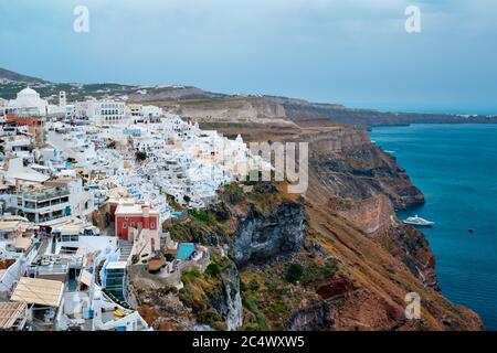 Blick auf die griechische Stadt Fira mit traditionellen weißen Häusern auf Santorini Stockfoto